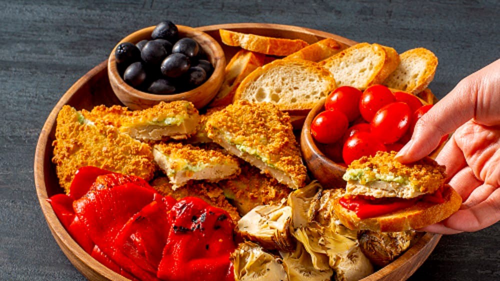 slide 3 of 3, Quorn Meatless Pesto & Mozzarella Cutlets, 8.5 oz