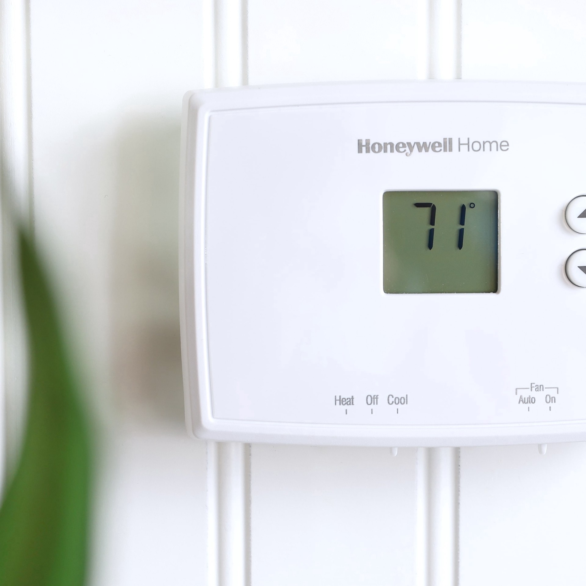 slide 4 of 6, Honeywell Non Programmable Thermostat, 1 ct