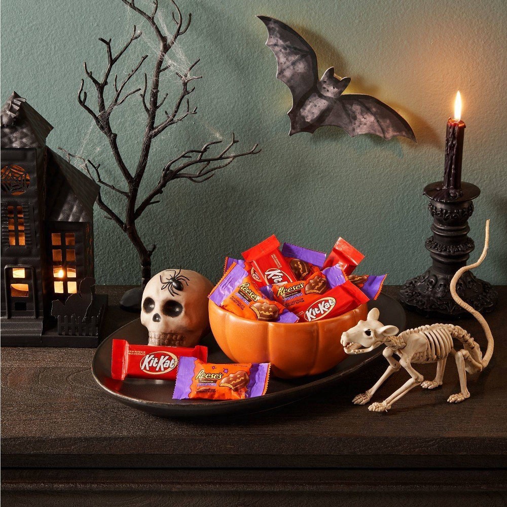 slide 3 of 7, Reese's And Kit Kat Halloween Snack Size Chocolate Candy Assortment, 29.9 oz