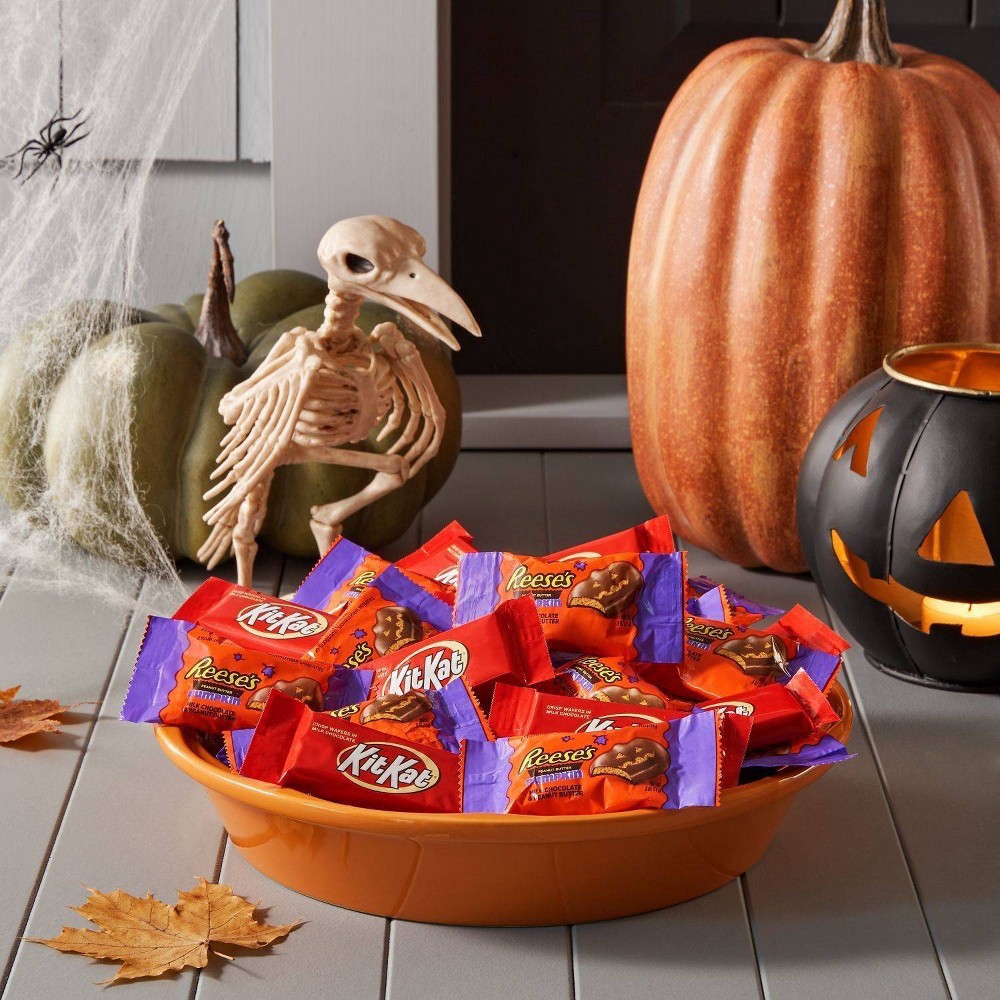 slide 6 of 7, Reese's And Kit Kat Halloween Snack Size Chocolate Candy Assortment, 29.9 oz