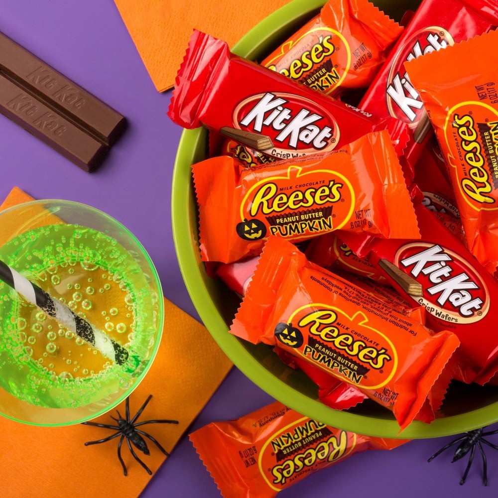 slide 4 of 7, Reese's And Kit Kat Halloween Snack Size Chocolate Candy Assortment, 29.9 oz