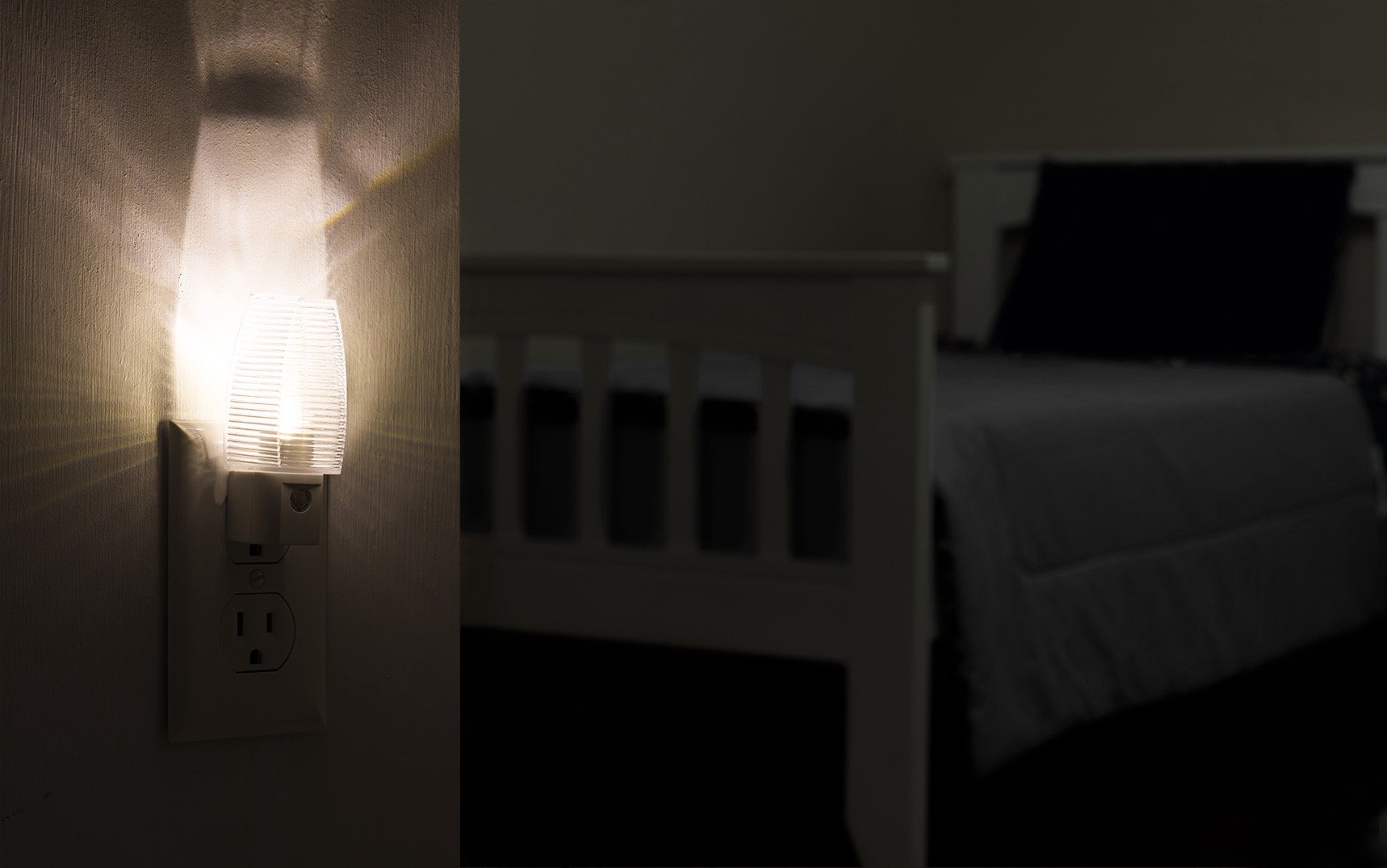 slide 6 of 6, Enbrighten 4 -Pack White LED Auto On/Off Night Light, 1 ct