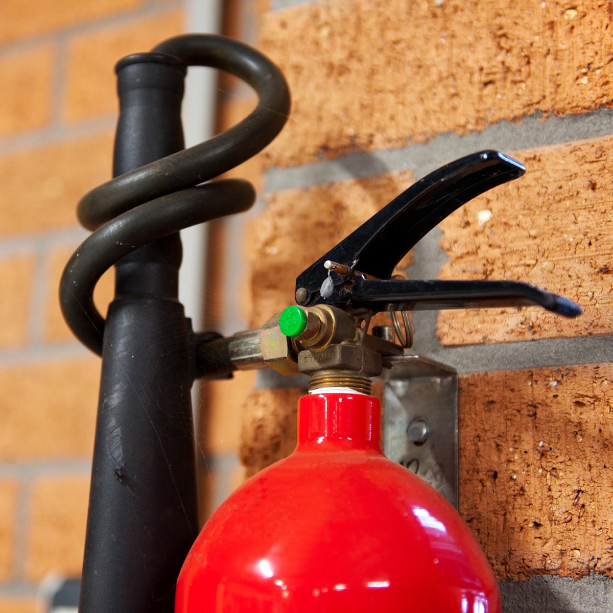 slide 6 of 6, Cobra 326.0-lb 3/8-in x 2-1/2-in Lag Shield Anchors 10.0 -Pack, 1 ct