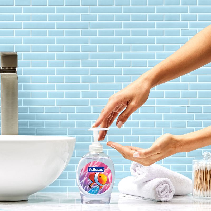 slide 2 of 18, Softsoap Moisturizing Liquid Hand Soap Pump - Aquarium Series - 7.5 fl oz, 7.5 fl oz