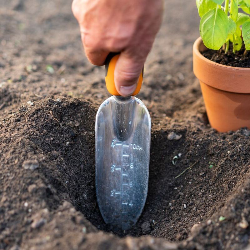slide 4 of 5, Fiskars Ergo Transplanter: Durable Cast-Aluminum, Softgrip Handle, Rust-Resistant, Garden Tool, 1 ct