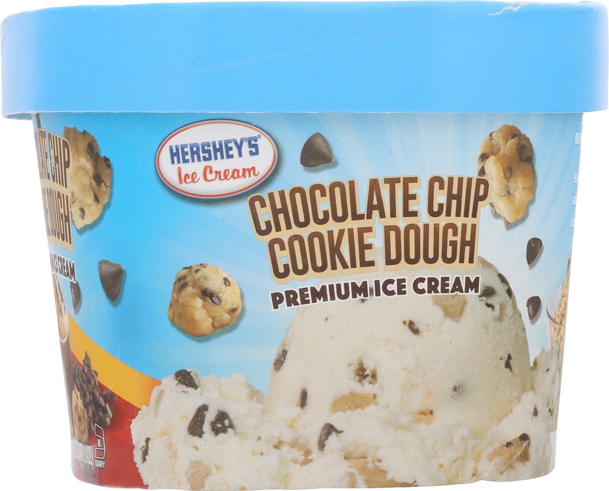 slide 2 of 15, Hershey's Premium Chocolate Chip Cookie Dough Ice Cream 1.5 qt, 1.5 qt