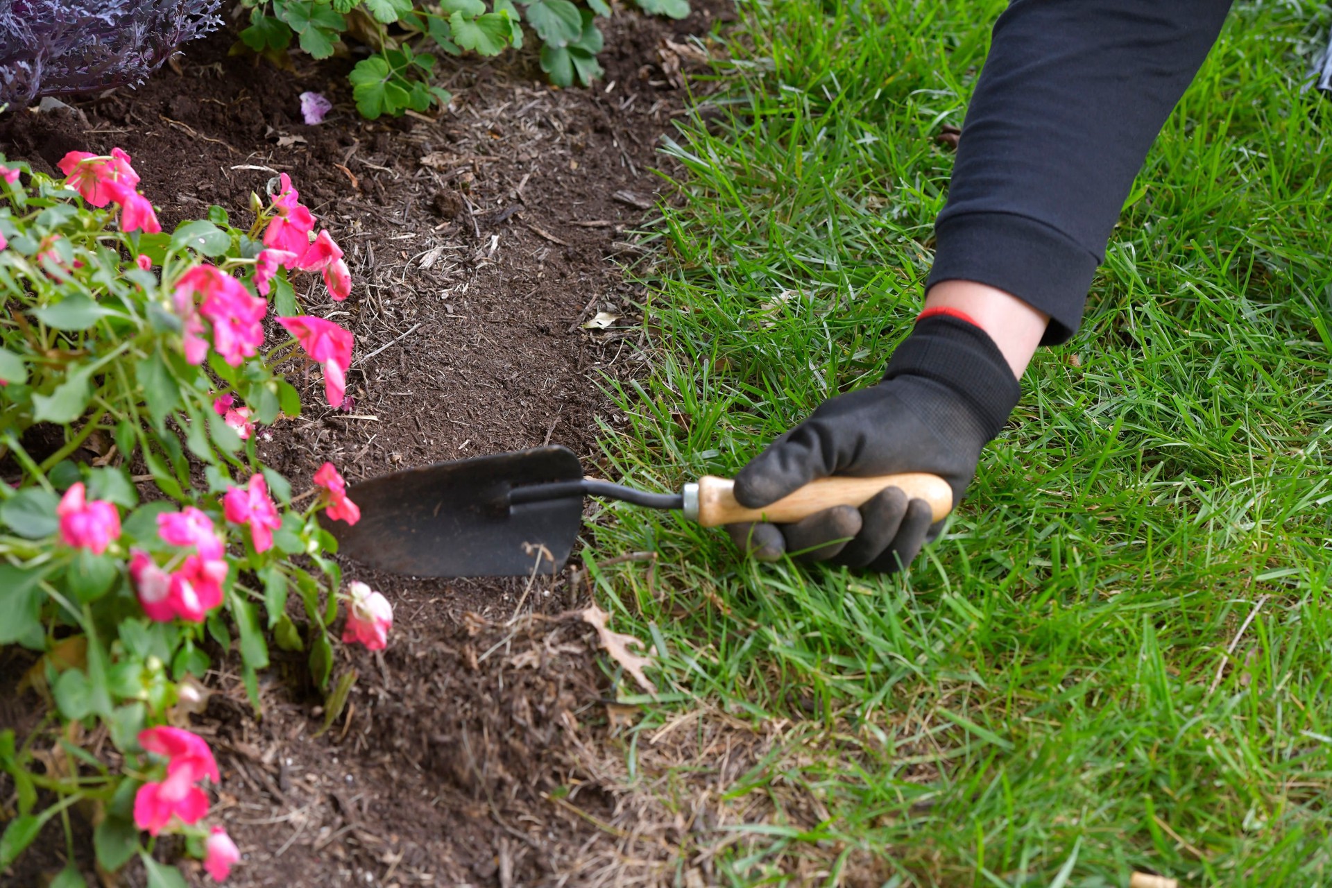 slide 3 of 6, Easyflex No-Dig Scalloped Landscape Edging - Black, 20 ft