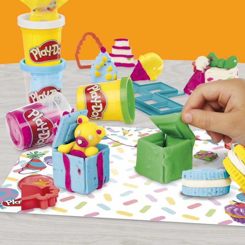 slide 8 of 11, Play-Doh Party Gifts Set, 1 ct