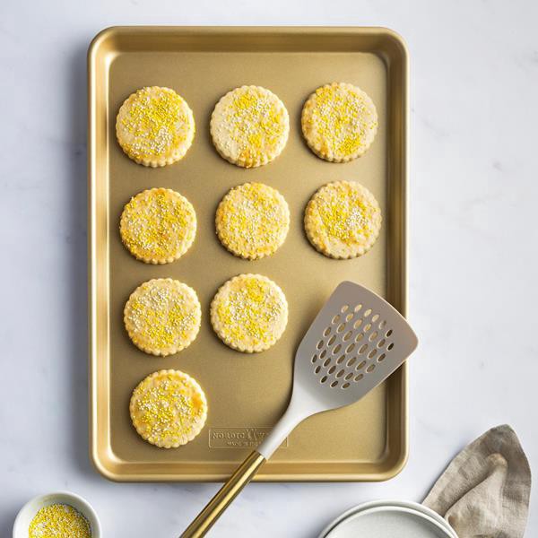 slide 1 of 1, Hy-Vee Seasons Nylon Slotted Turner In Gold And Chateau Gray, 1 ct