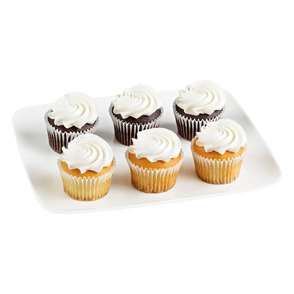 slide 1 of 1, Hy-Vee 3 White & 3 Chocolate Cupcakes White Iced, 6 ct; 12 oz