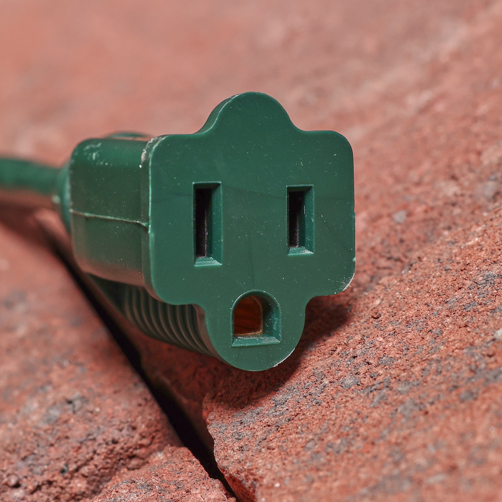 slide 2 of 6, Utilitech 15-ft 16 / 3 Light Duty 3 Prong Green Outdoor Extension Power Cord, 1 ct