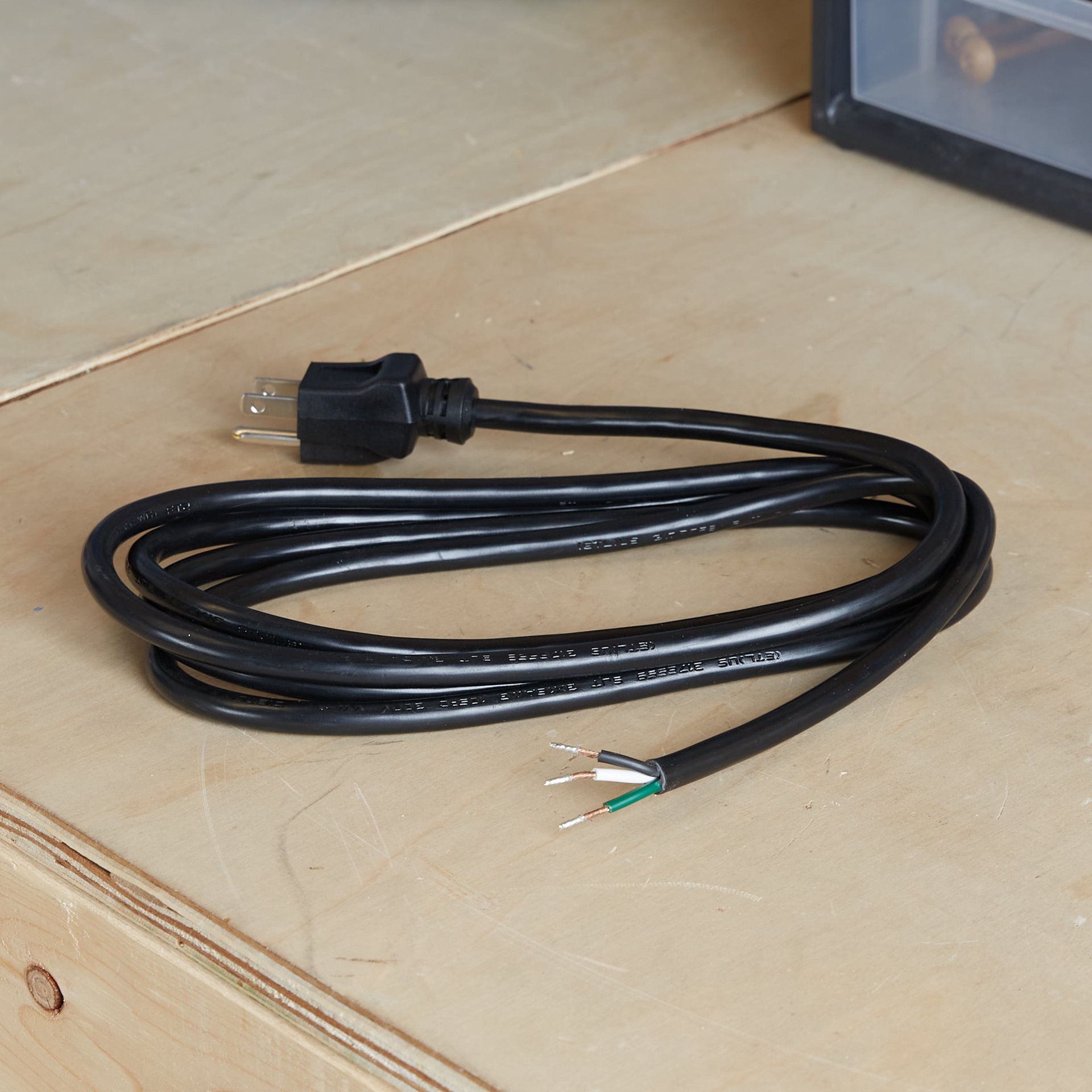 slide 5 of 6, Utilitech Workshop 8-ft 16 / 3 3 Prong Black Indoor SJT Light Duty General Extension Cord, 1 ct