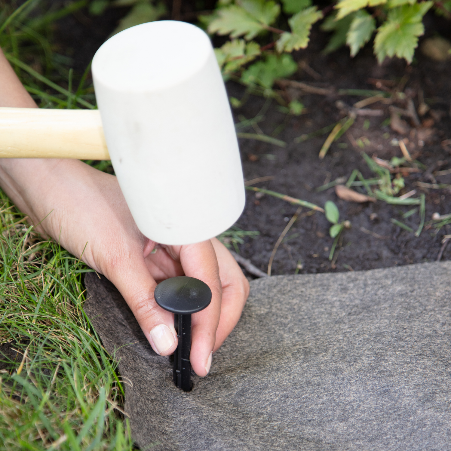 slide 2 of 2, Gardien Plastic 4.25in Landscape Stakes - 10pk, 10 ct