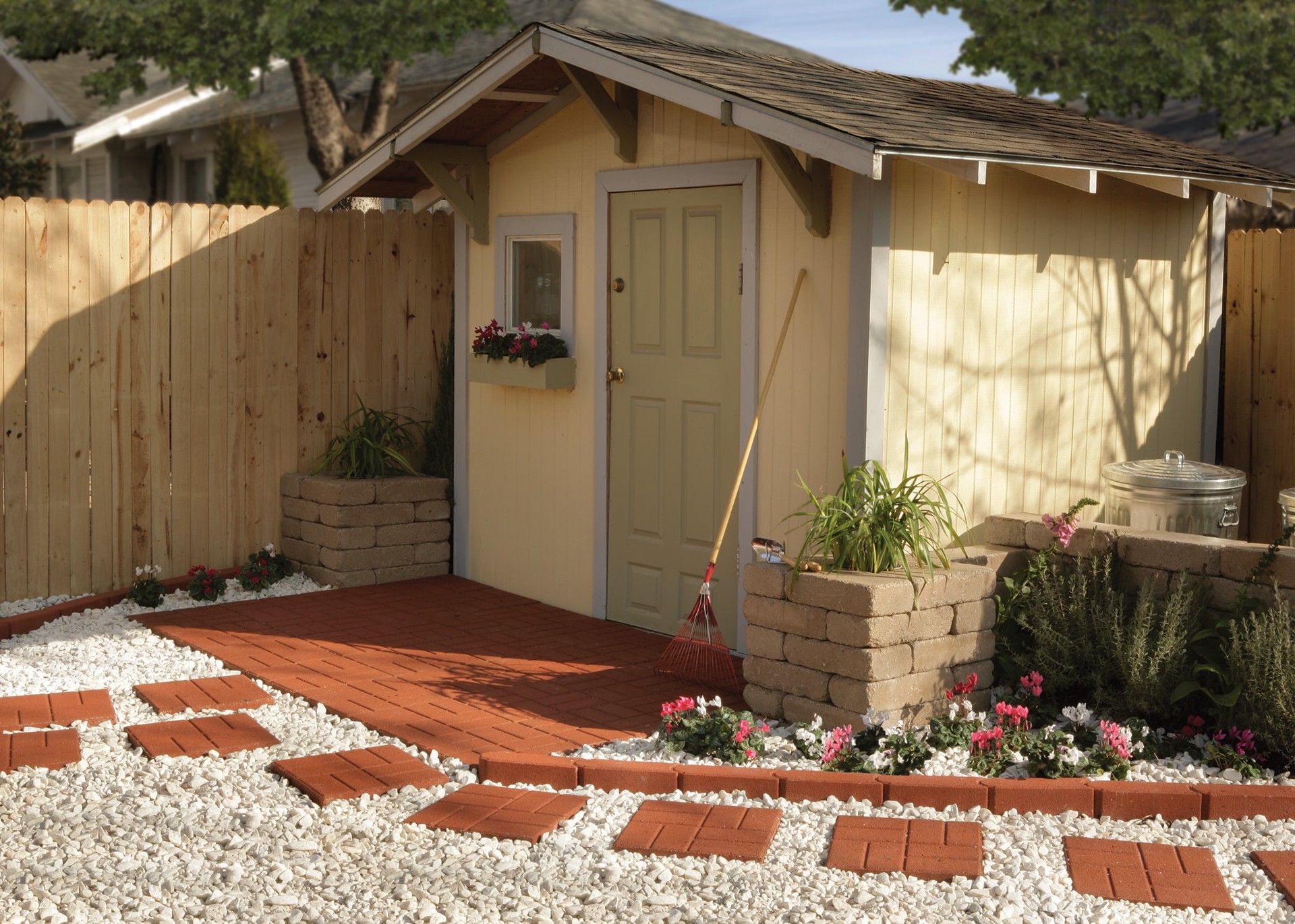 slide 3 of 5, EARTHESSENTIALS BY QUIKRETE 0.5 cu ft White Marble chips (0.5 - 3-in), 1 ct