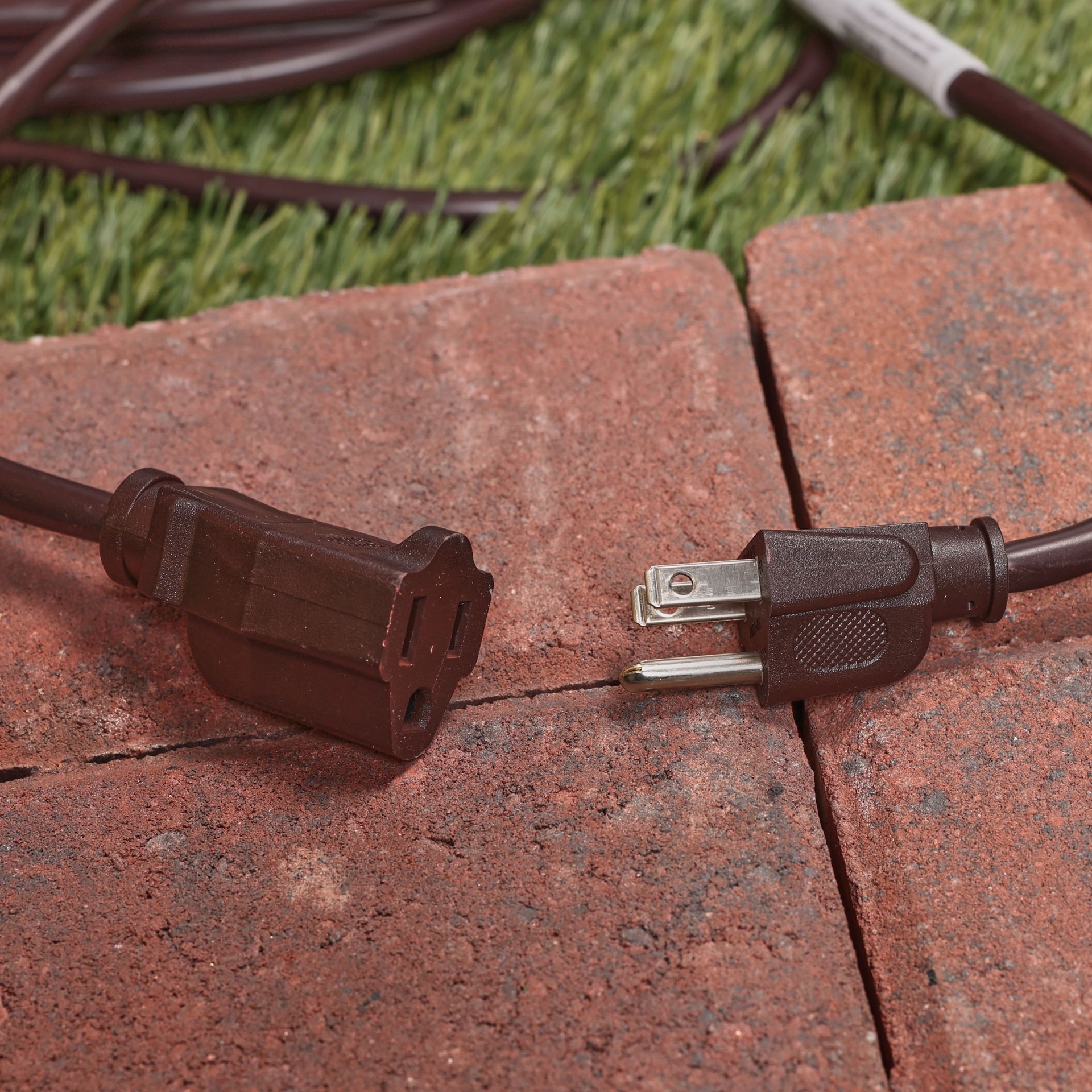 slide 6 of 6, Utilitech 40-ft 16 / 3 Light Duty 3 Prong Brown Outdoor Extension Power Cord, 1 ct