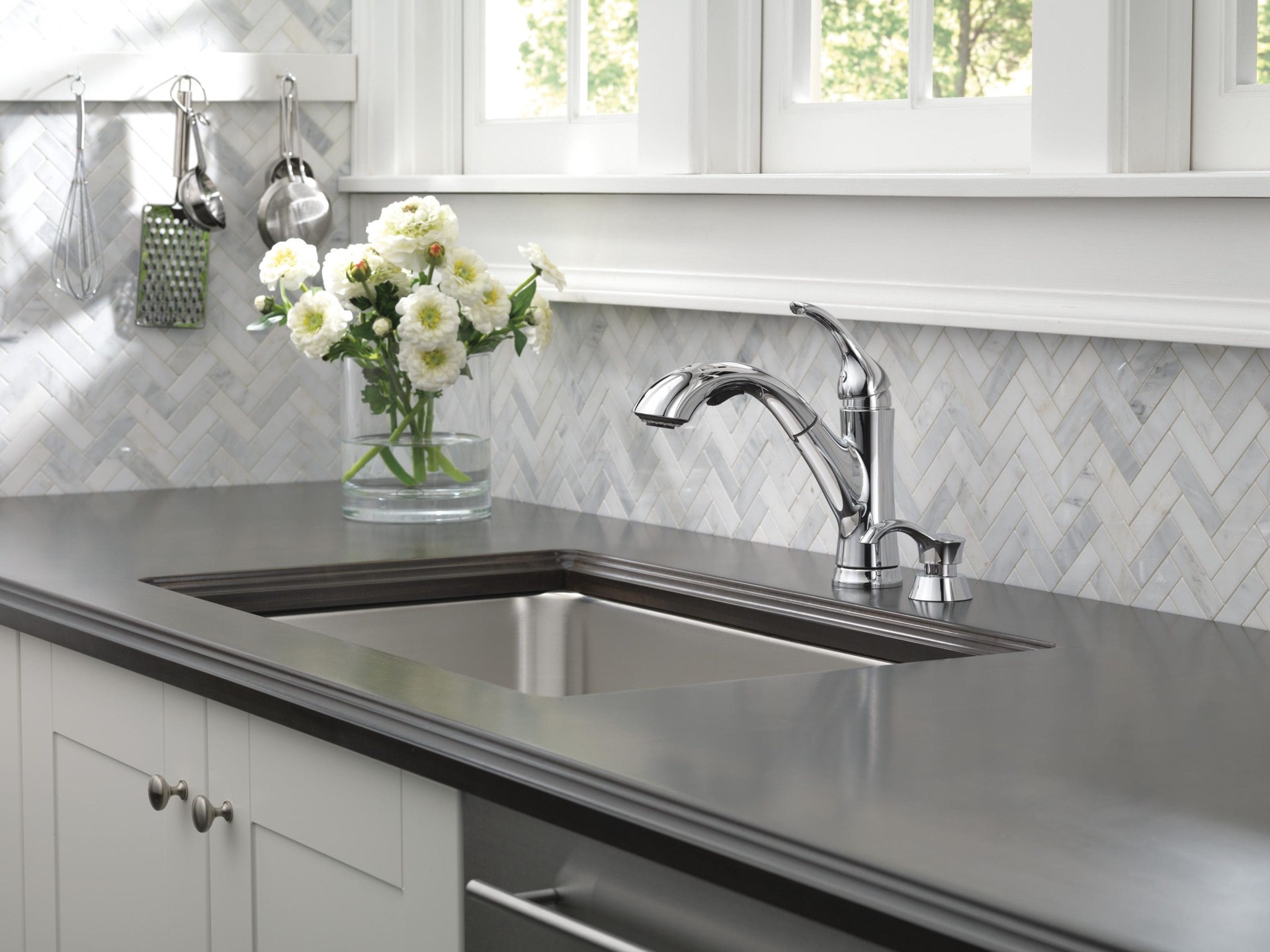 slide 4 of 6, Delta Kessler Chrome Single Handle Deck-mount Pull-out Kitchen Faucet with Sprayer (Includes Deck Plate) (Includes Soap Dispenser), 1 ct