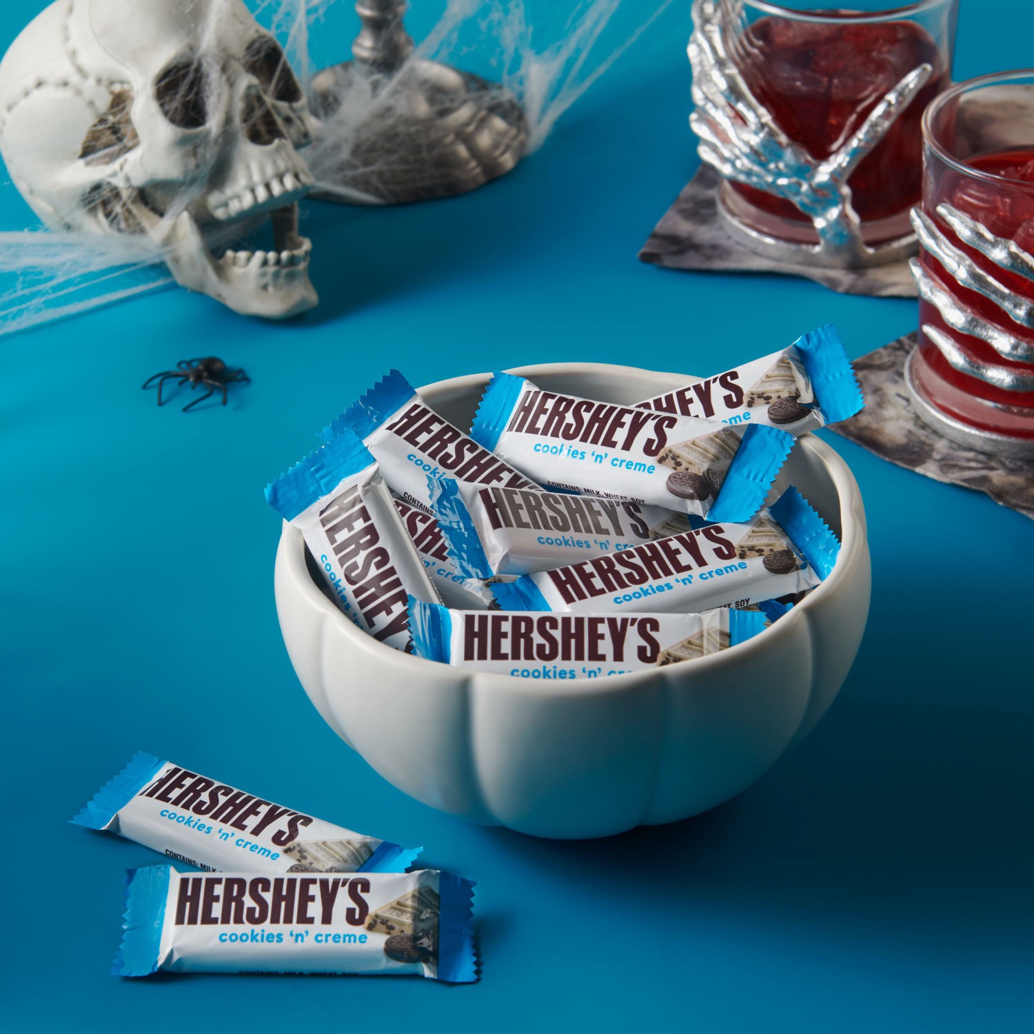 slide 6 of 7, Hershey's Cookies 'n' Creme Snack Size, Halloween Candy Bag, 10.35 oz, 1 ct