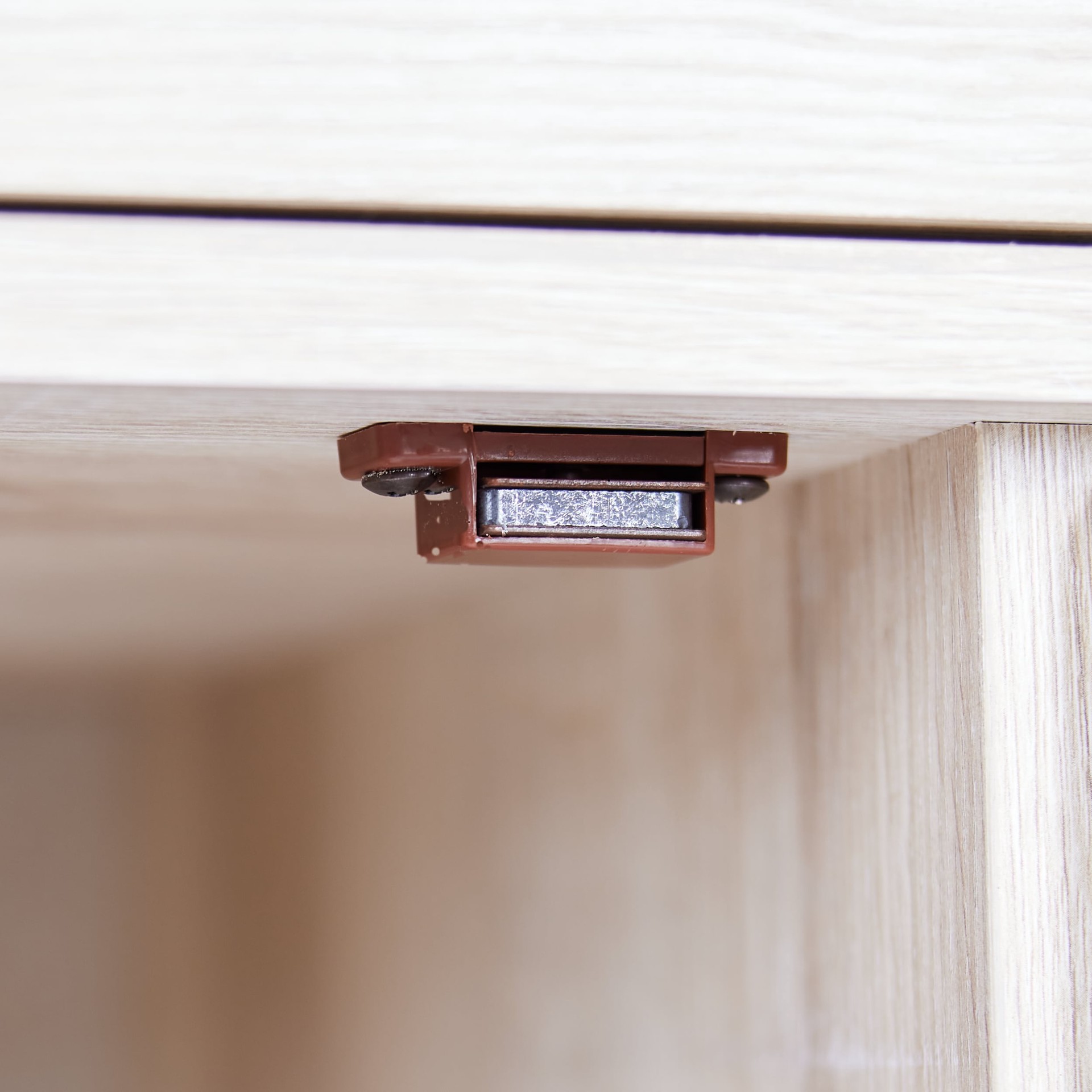 slide 4 of 6, RELIABILT 45-mm Copper Magnetic catch Cabinet Latch, 1 ct