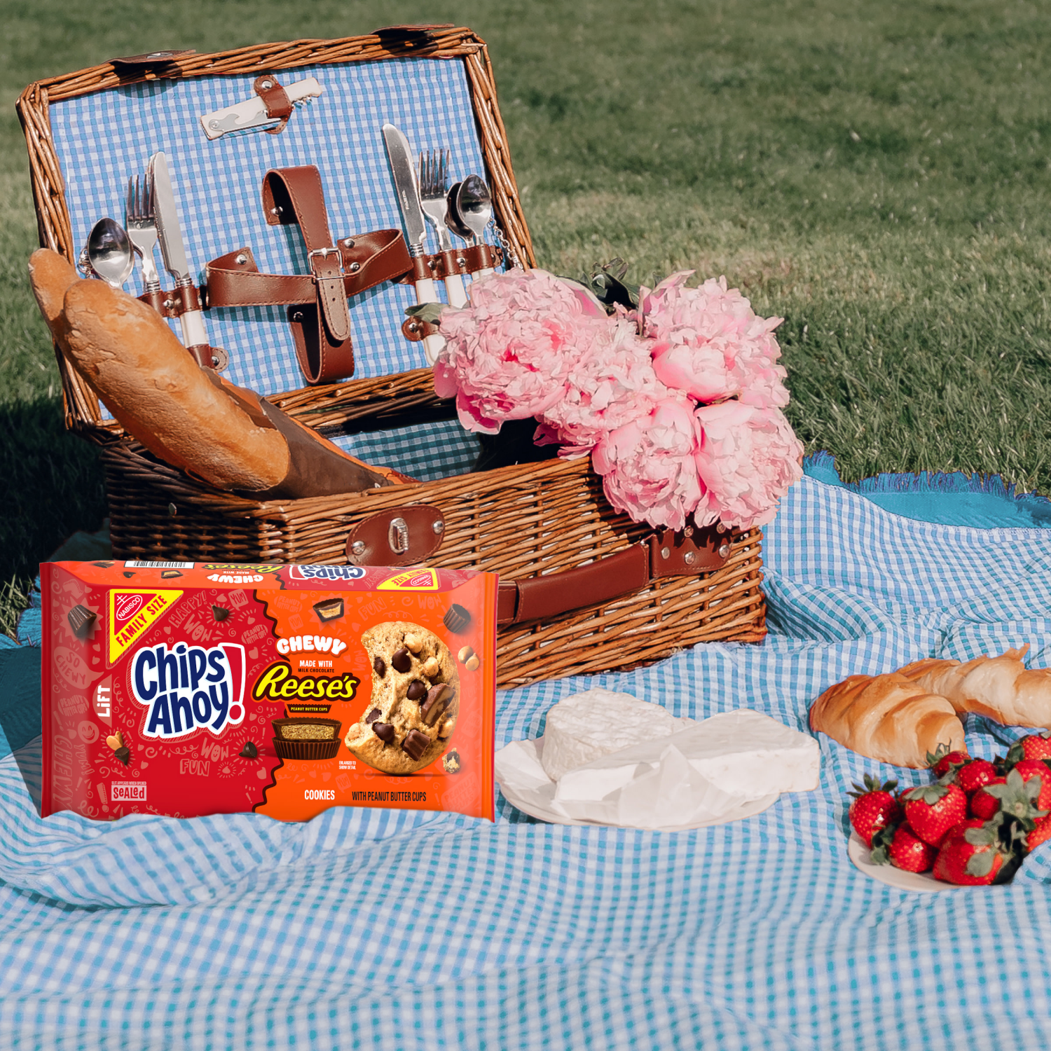 slide 2 of 8, CHIPS AHOY! Chewy Chocolate Chip Cookies with Reese's Peanut Butter Cups, Family Size, 14.25 oz, 14.25 oz
