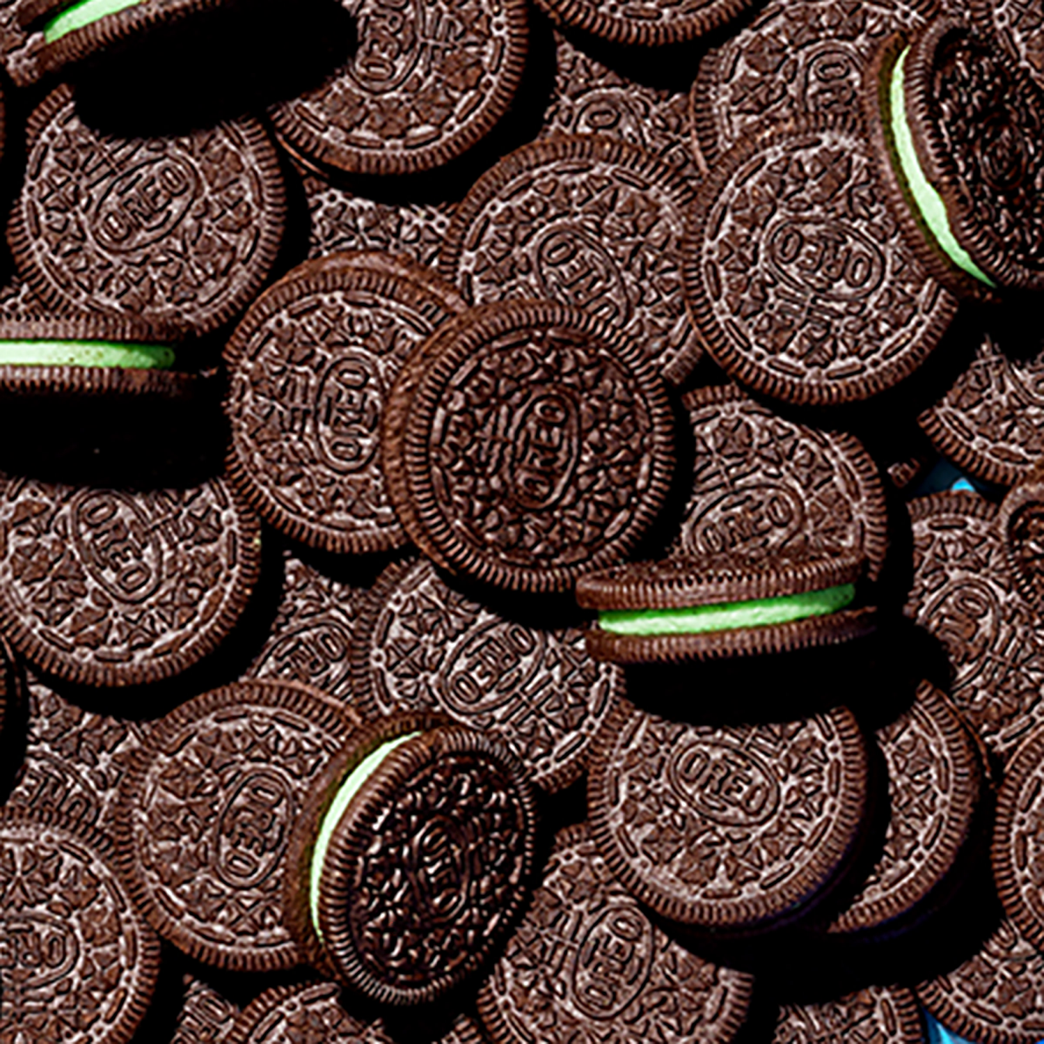 slide 2 of 8, OREO Mint Creme Chocolate Sandwich Cookies, Party Size, 24.95 oz, 24.95 oz