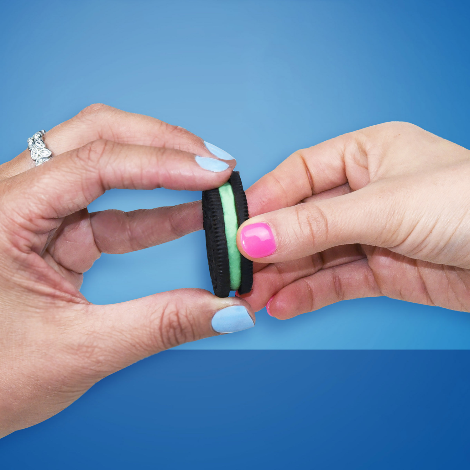 slide 7 of 8, OREO Mint Creme Chocolate Sandwich Cookies, Party Size, 24.95 oz, 24.95 oz