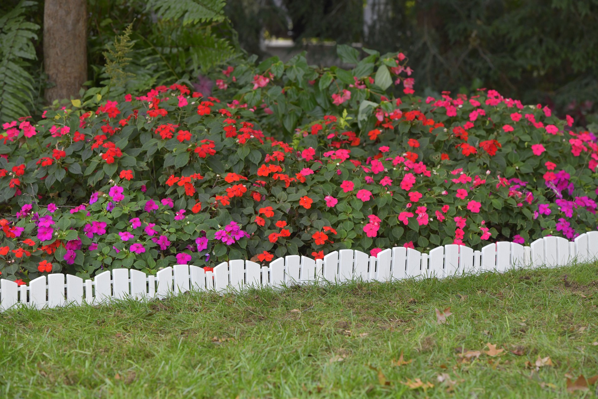 slide 3 of 6, EasyFlex 10-ft x 4.5-in White Adirondack Decorative No-Dig Landscape Edging Kit 8 -Pack White Plastic Landscape edging bundle with stakes, 1 ct