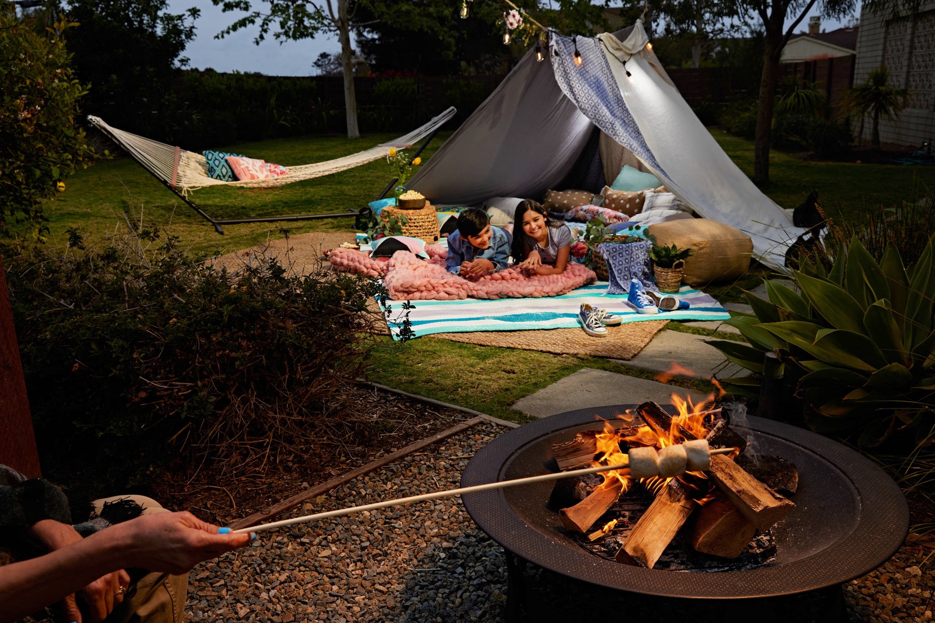 slide 3 of 6, Harbor Breeze 24-ft Plug-in Black Outdoor String Light with 12 White -Light LED Edison Bulbs, 1 ct