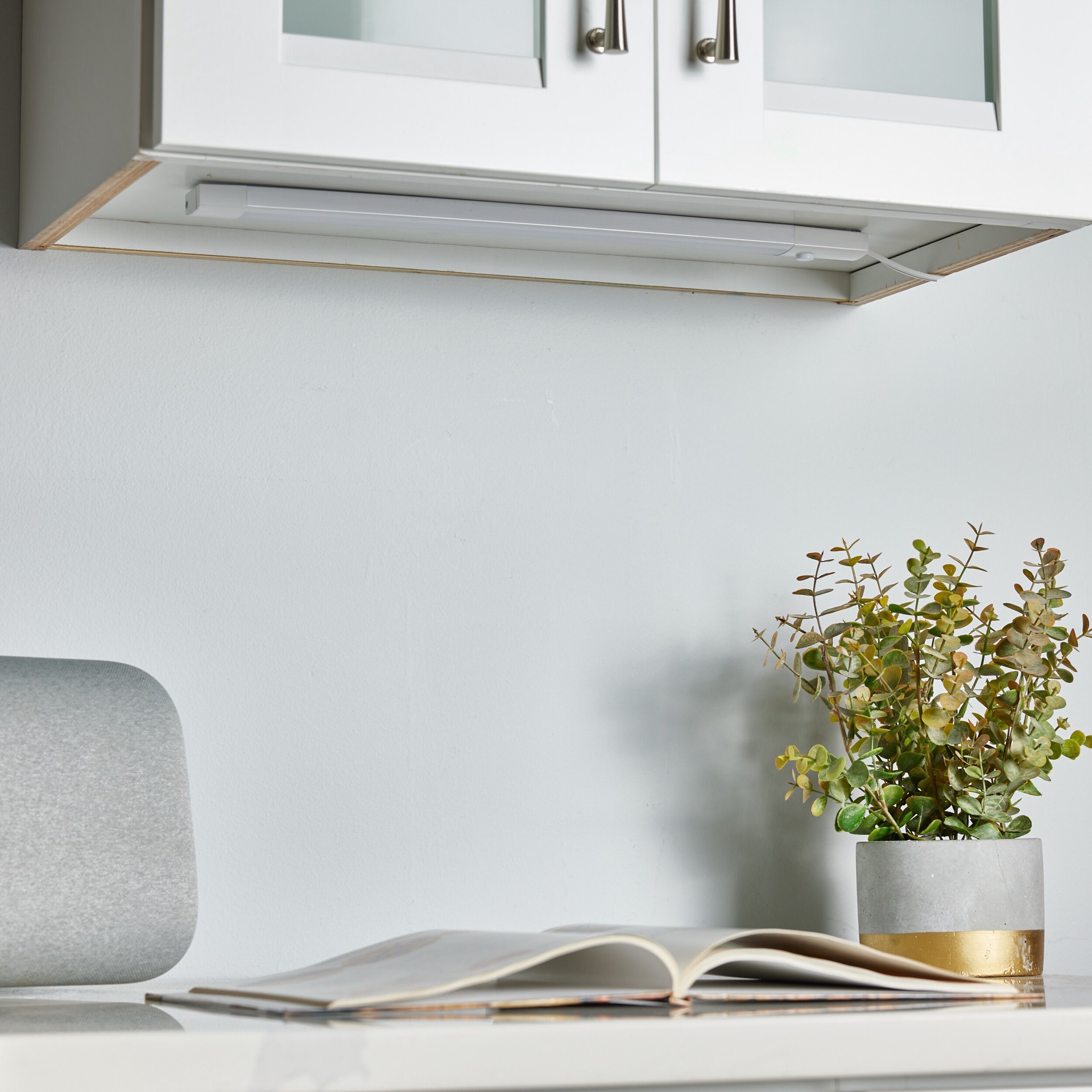 slide 6 of 6, Utilitech Slim Design 18-in Plug-in LED Under Cabinet Light Bar, 1 ct