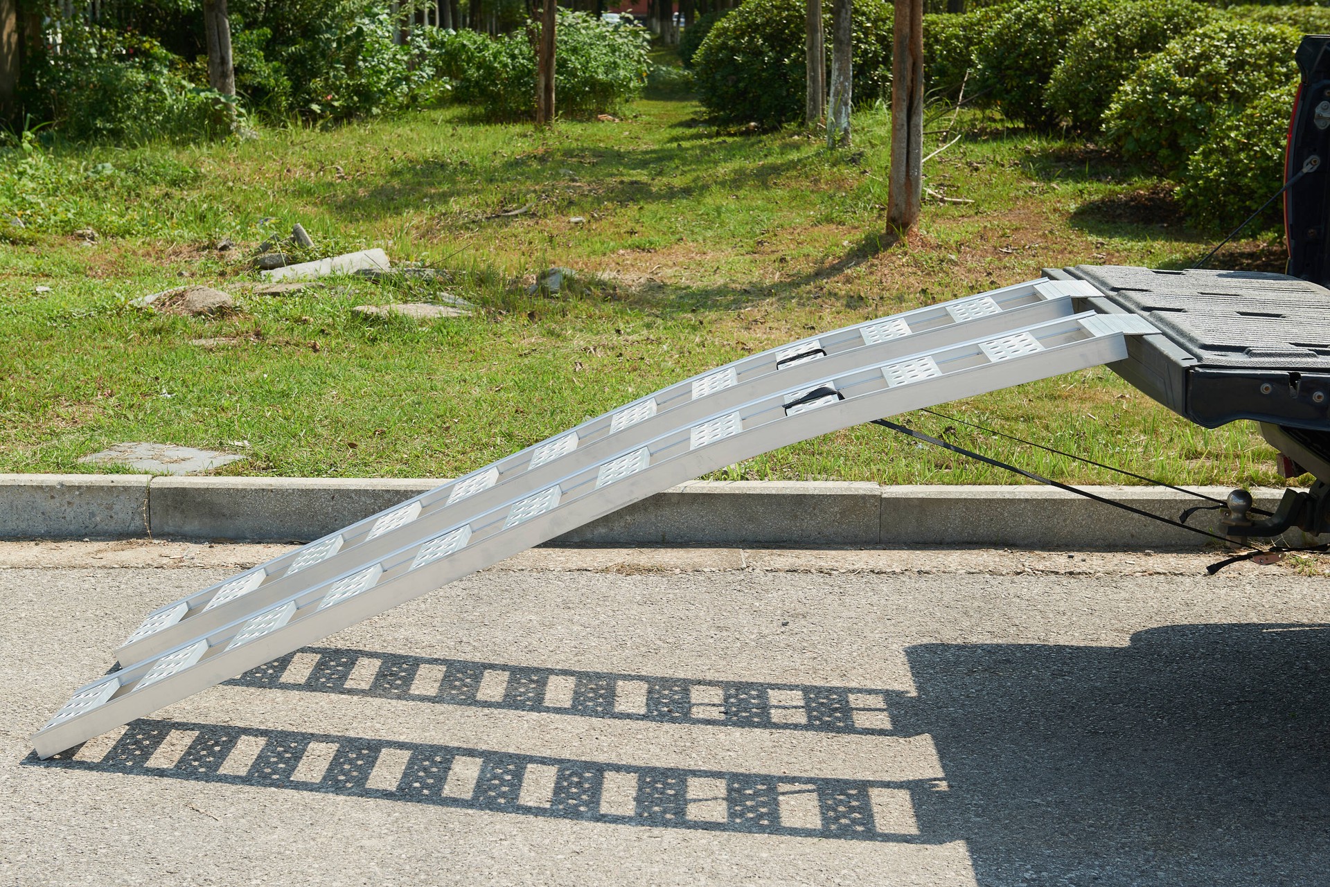 slide 6 of 6, Kobalt 0.93-ft x 7.53-ft 1500-lb Capacity Arched Folding Loading Ramp, 1 ct