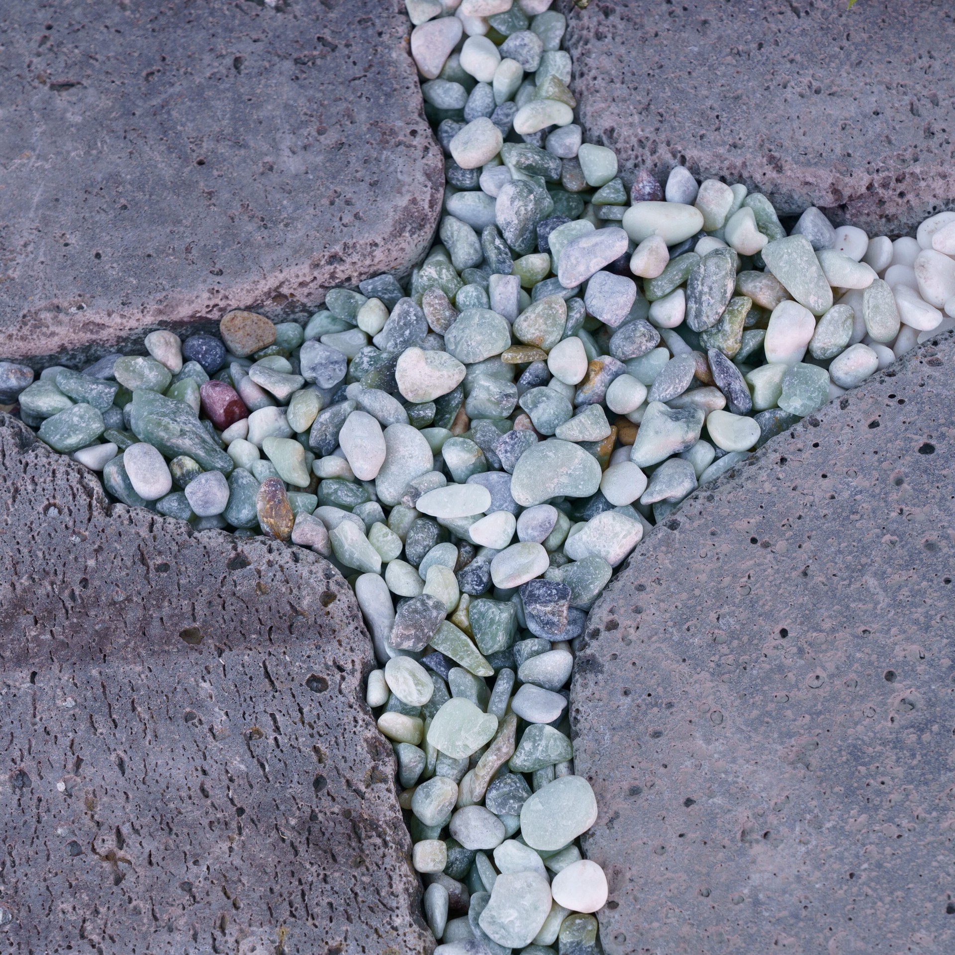 slide 4 of 5, Geobunga 0.45 lb Green Decorative rock (0.5 - 3-in), 1 ct