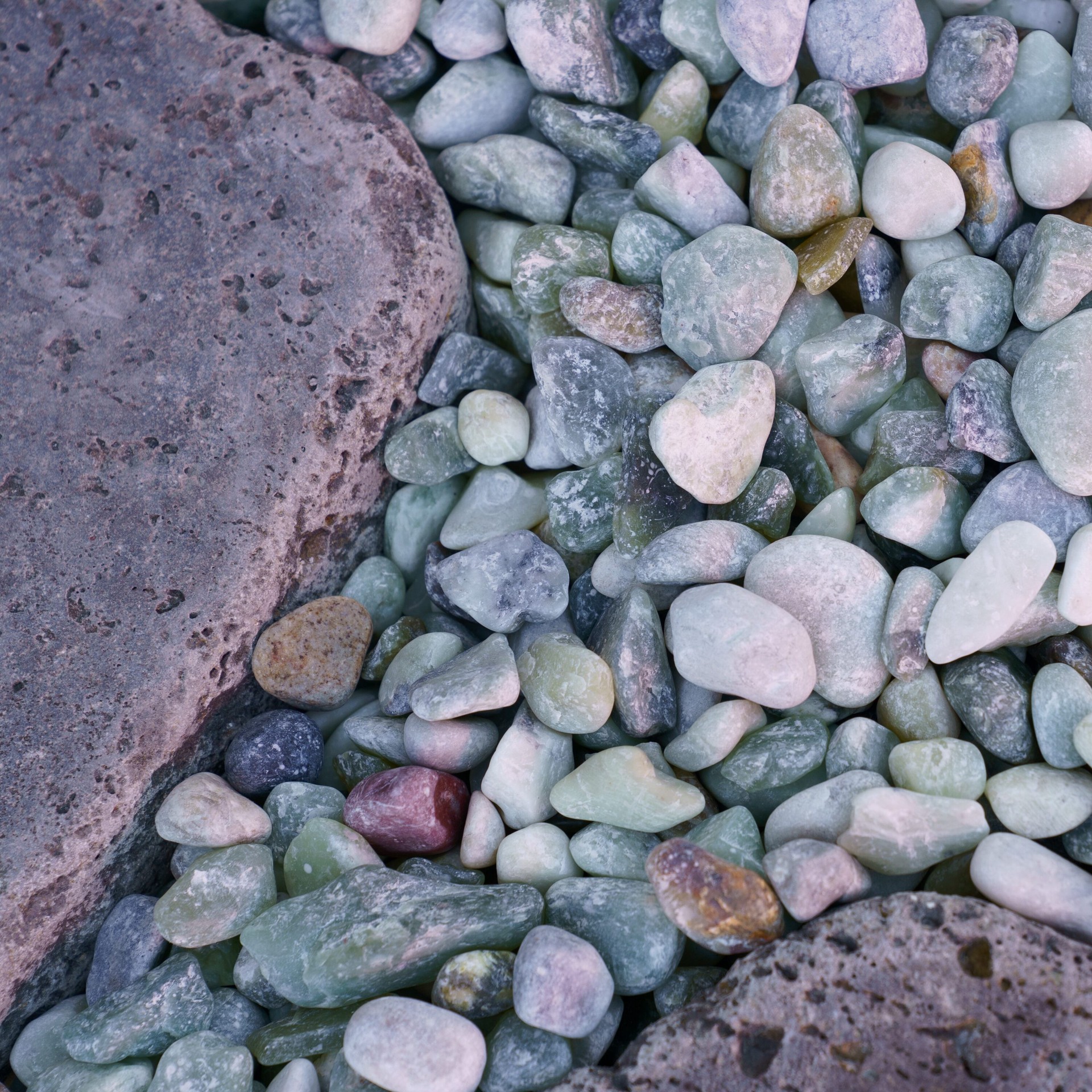 slide 5 of 5, Geobunga 0.45 lb Green Decorative rock (0.5 - 3-in), 1 ct