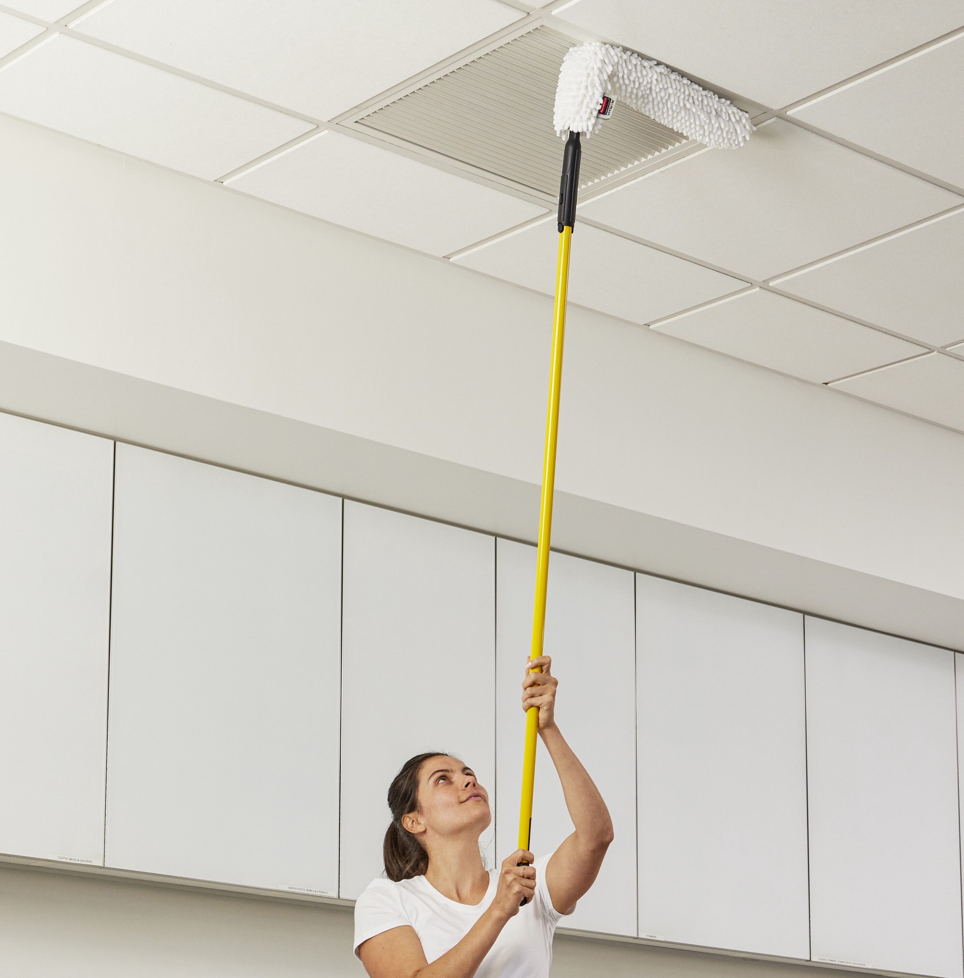 slide 4 of 5, Rubbermaid Commercial Products Microfiber Dusting wand, 1 ct