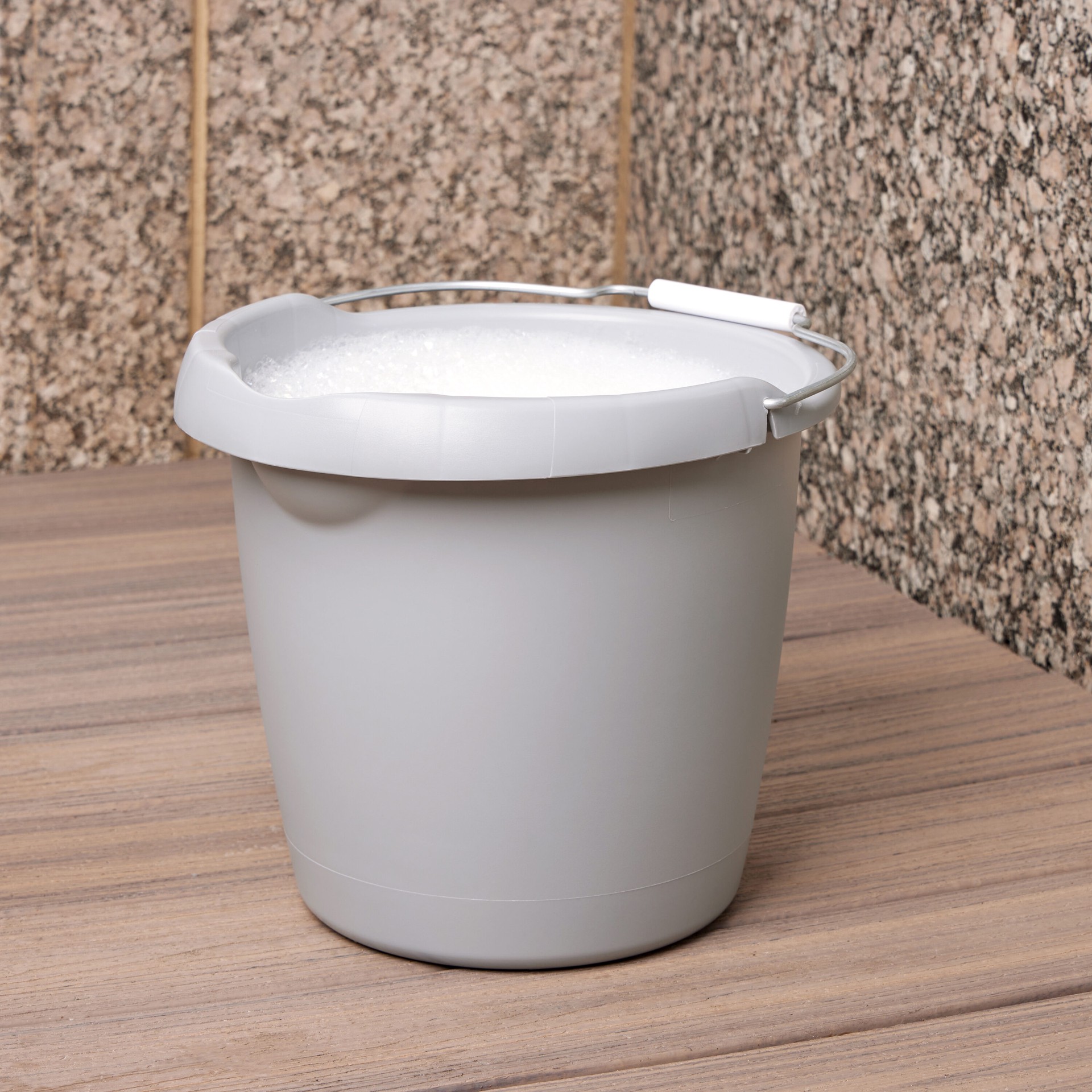 slide 5 of 6, Rubbermaid Commercial Products BRUTE 15-quart Plastic General bucket, 1 ct