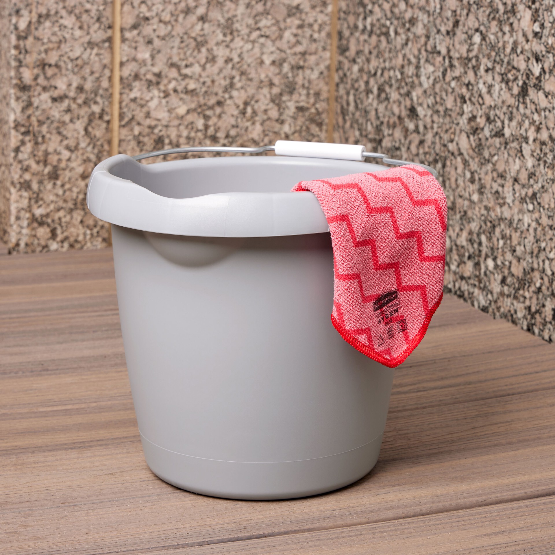 slide 6 of 6, Rubbermaid Commercial Products BRUTE 15-quart Plastic General bucket, 1 ct