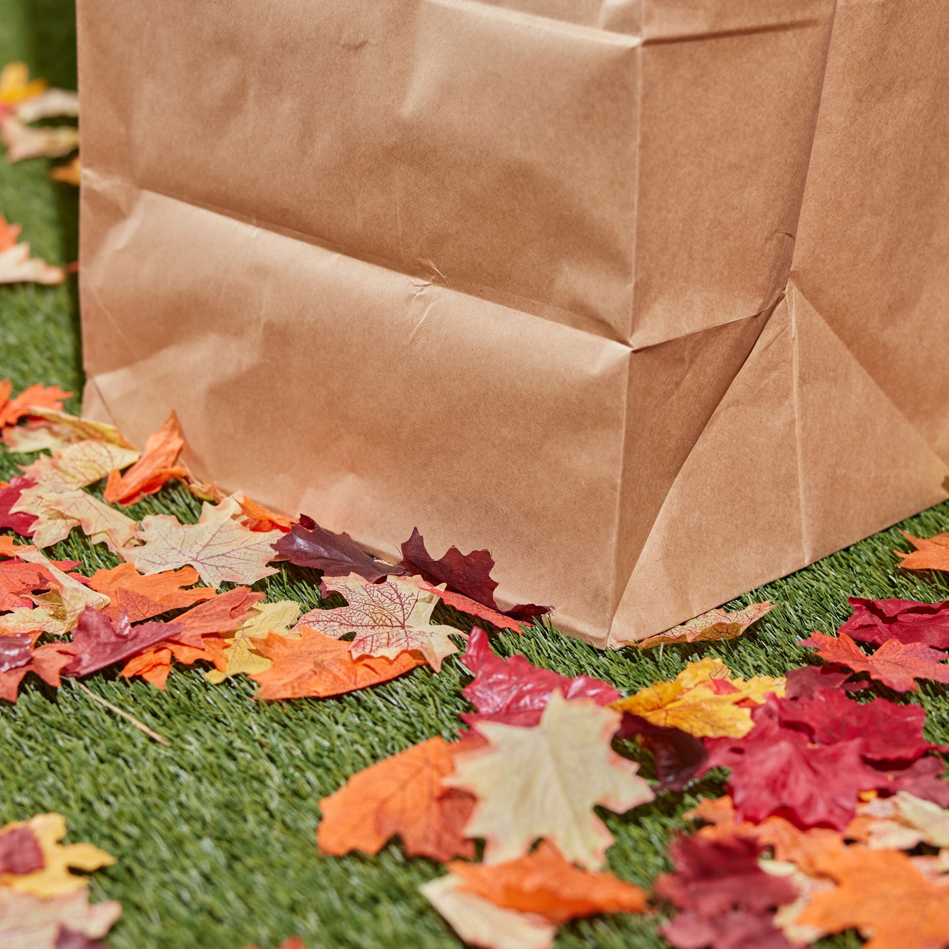 slide 3 of 6, Lowe's 30-Gallon Scent free Brown/Tan Outdoor Paper Lawn and leaf Trash Bag 5 -Count, 1 ct