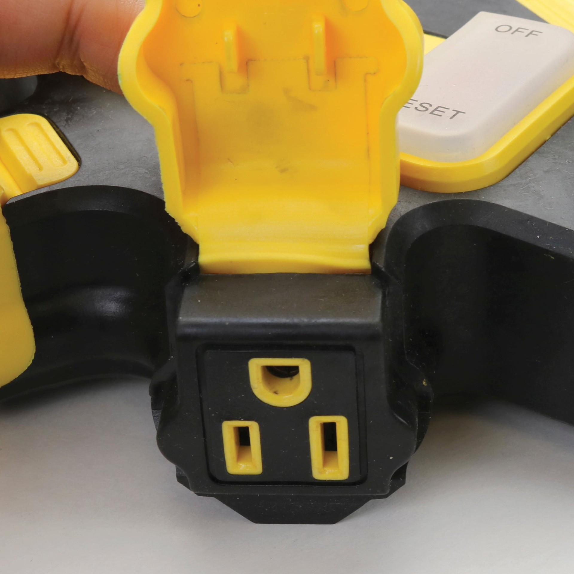 slide 3 of 4, Utilitech Power Hub 5 -Outlet 1875 -Watts Multiple colors/finishes Indoor and outdoor USB AC Surge Protector, 1 ct