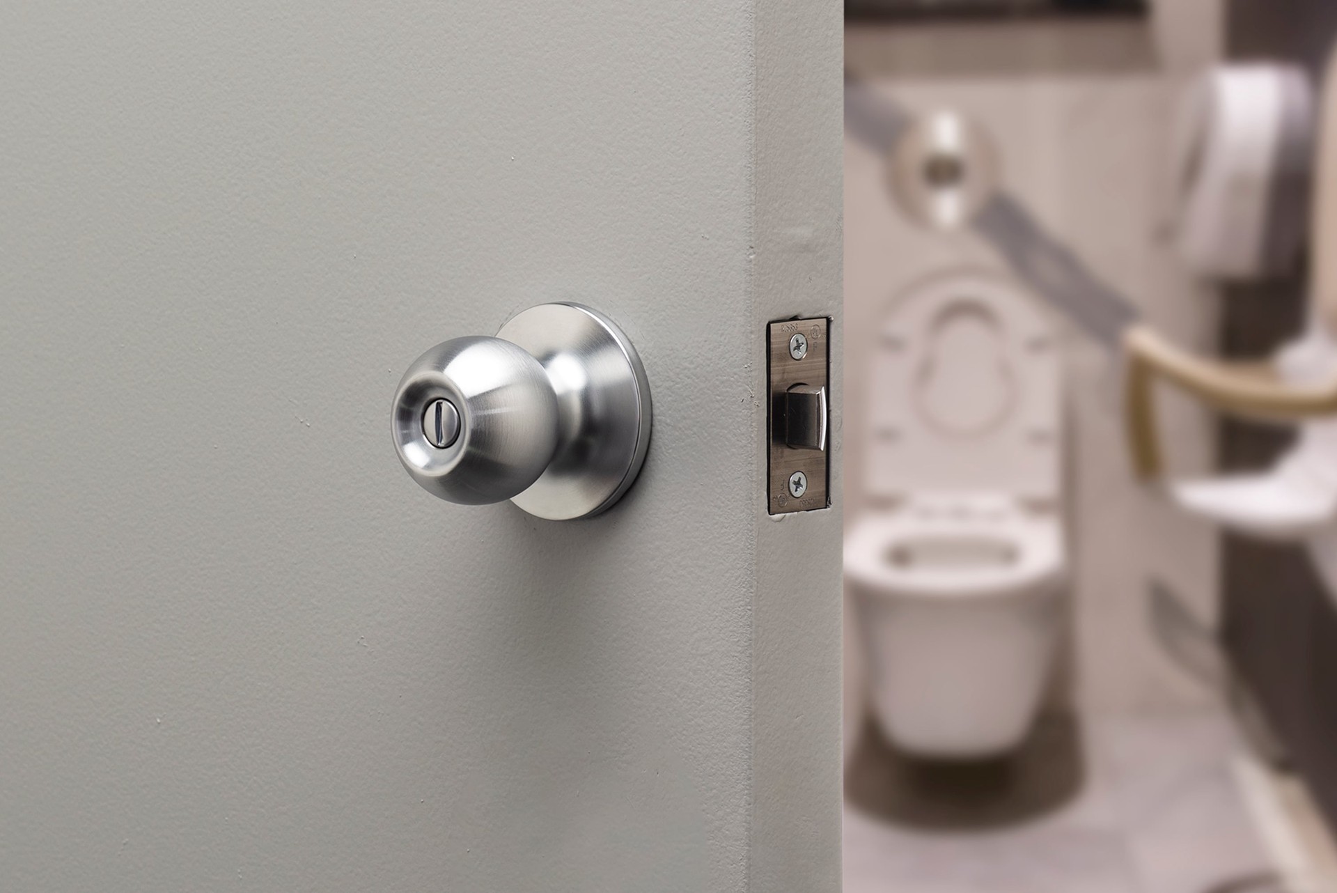 slide 6 of 6, BRINKS COMMERCIAL Satin Chrome Interior Bed/Bath Hall/Closet Privacy Door Knob, 1 ct