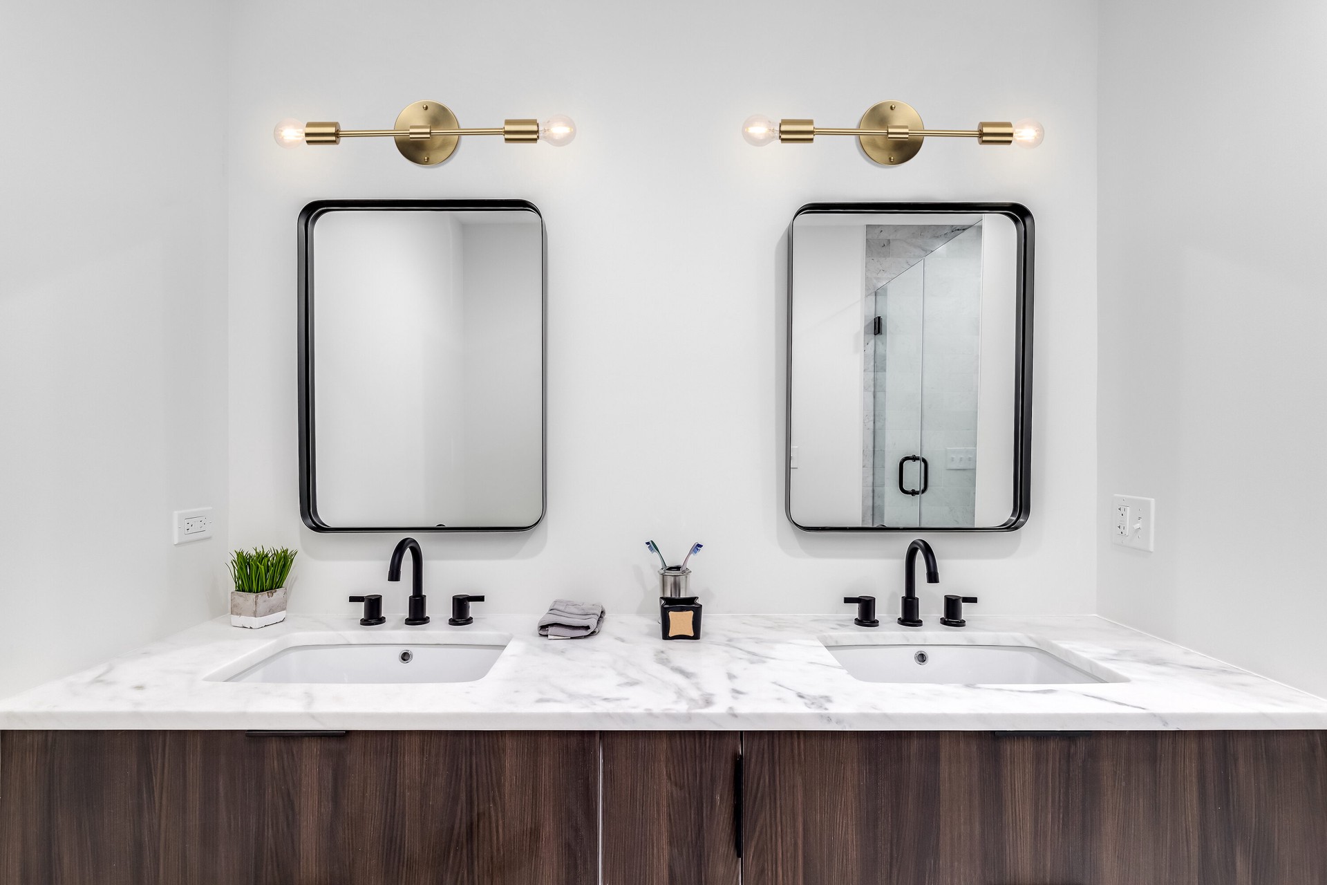 slide 6 of 6, Origin 21 Shaye 4.5-in 2 Light Brushed Gold Modern/contemporary Bathroom Vanity light, 1 ct