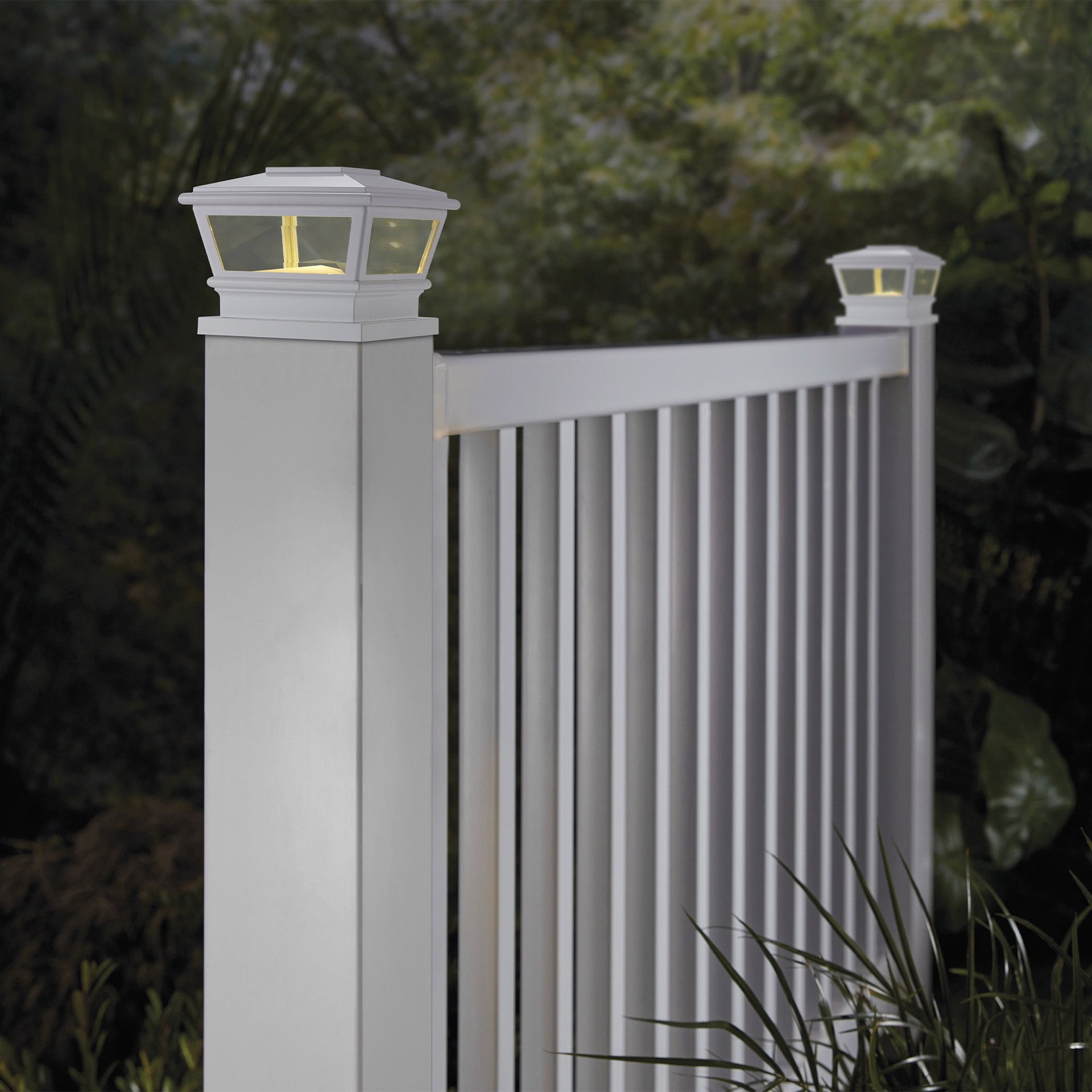 slide 4 of 6, RELIABILT Solar 4-in x 4-in White LED Outdoor Post cap light, 1 ct