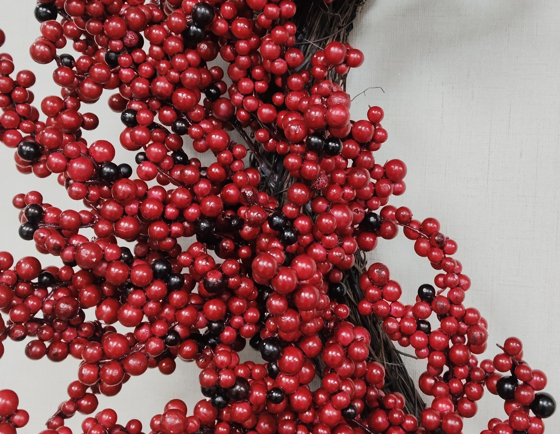 slide 4 of 6, Holiday Living 26-in Indoor (non powered) Red Berry Artificial Christmas Wreath, 1 ct