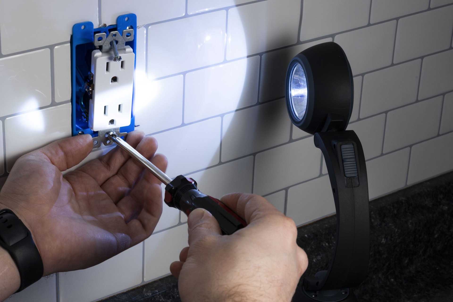 slide 5 of 5, Utilitech Dimmable 200-Lumen 3 -Adjustable Mode LED Flashlight, 1 ct