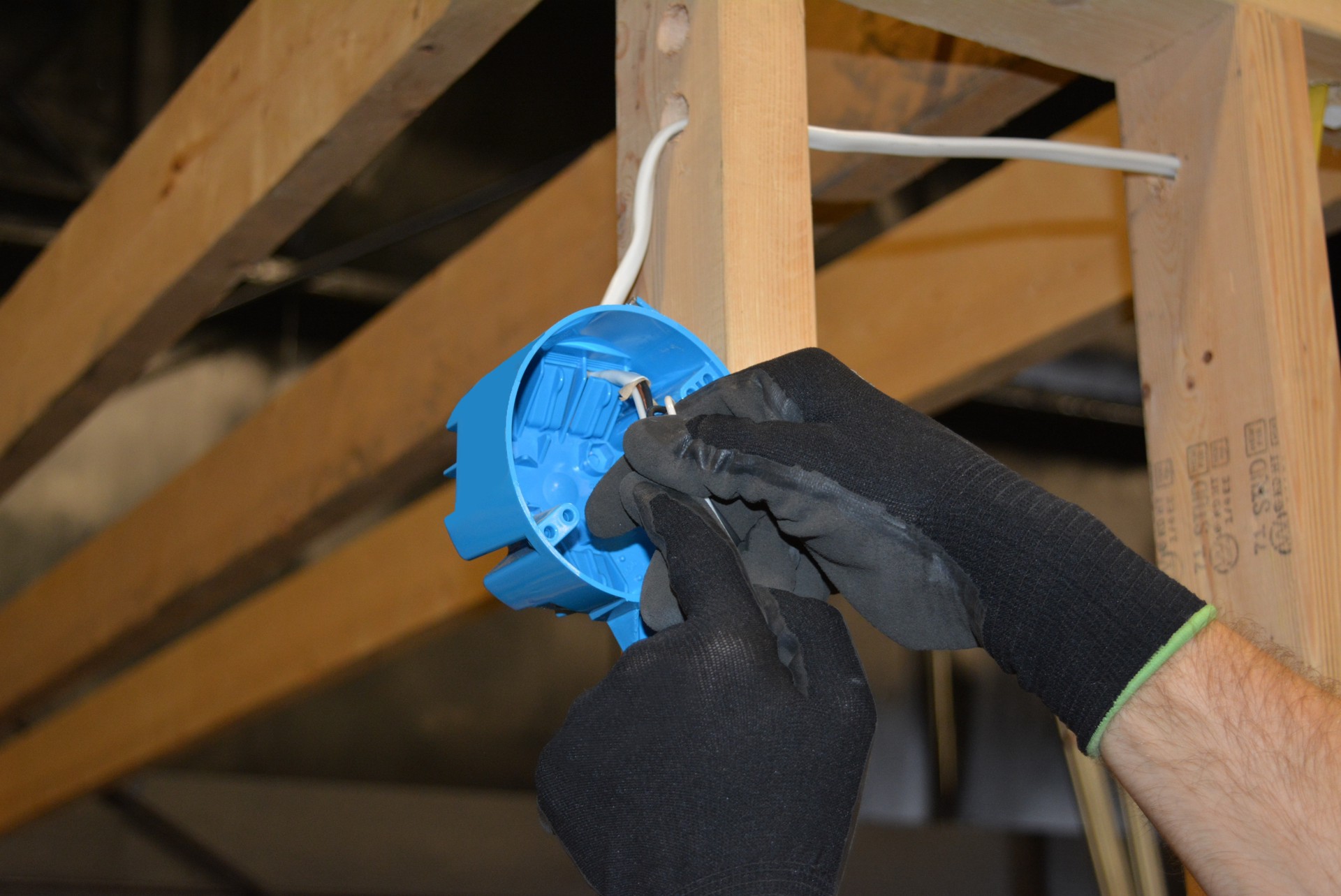 slide 5 of 6, Southwire 50-ft 14 / 3 / Romex SIMpull Solid Indoor CU NM-B W/G Individual pack ( By-the-roll ), 1 ct