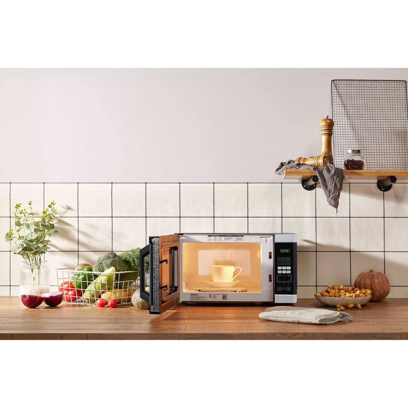 slide 5 of 6, BLACK+DECKER 0.9 cu ft 900W Microwave Oven - Stainless Steel, 1 ct