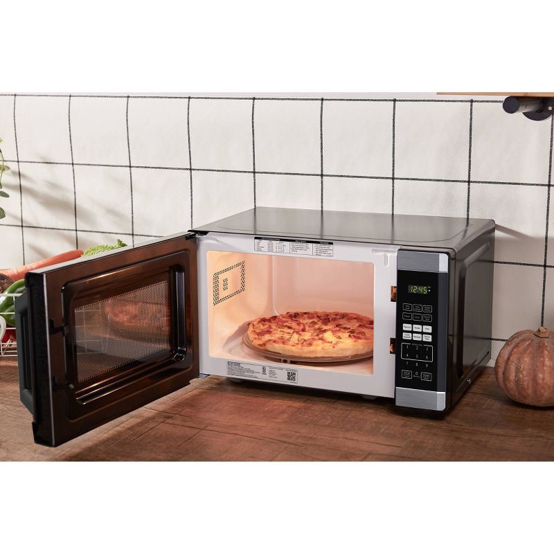 slide 6 of 6, BLACK+DECKER 0.9 cu ft 900W Microwave Oven - Stainless Steel, 1 ct