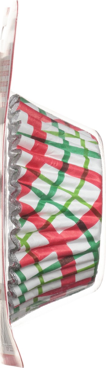 slide 9 of 12, Betty Crocker Plaid Red/Green Baking Cup No Fade, 24 ct