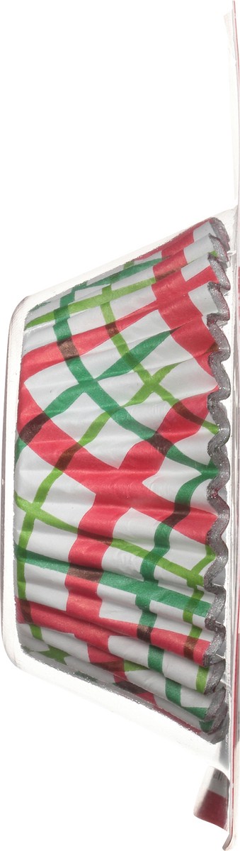 slide 11 of 12, Betty Crocker Plaid Red/Green Baking Cup No Fade, 24 ct