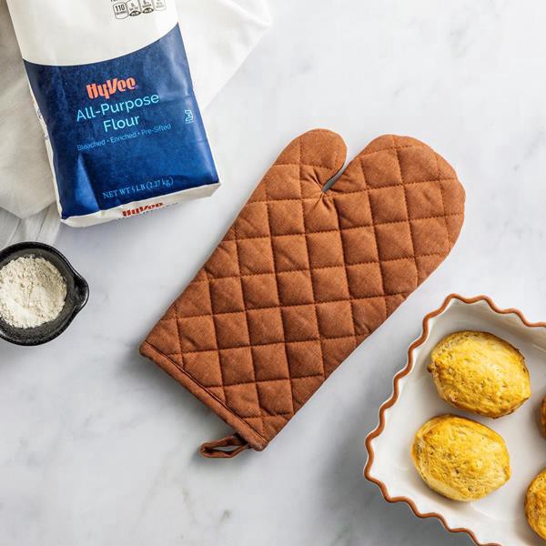 slide 1 of 1, Hy-Vee Seasons Stonewash Oven Mitt In Amber Orange, 1 ct