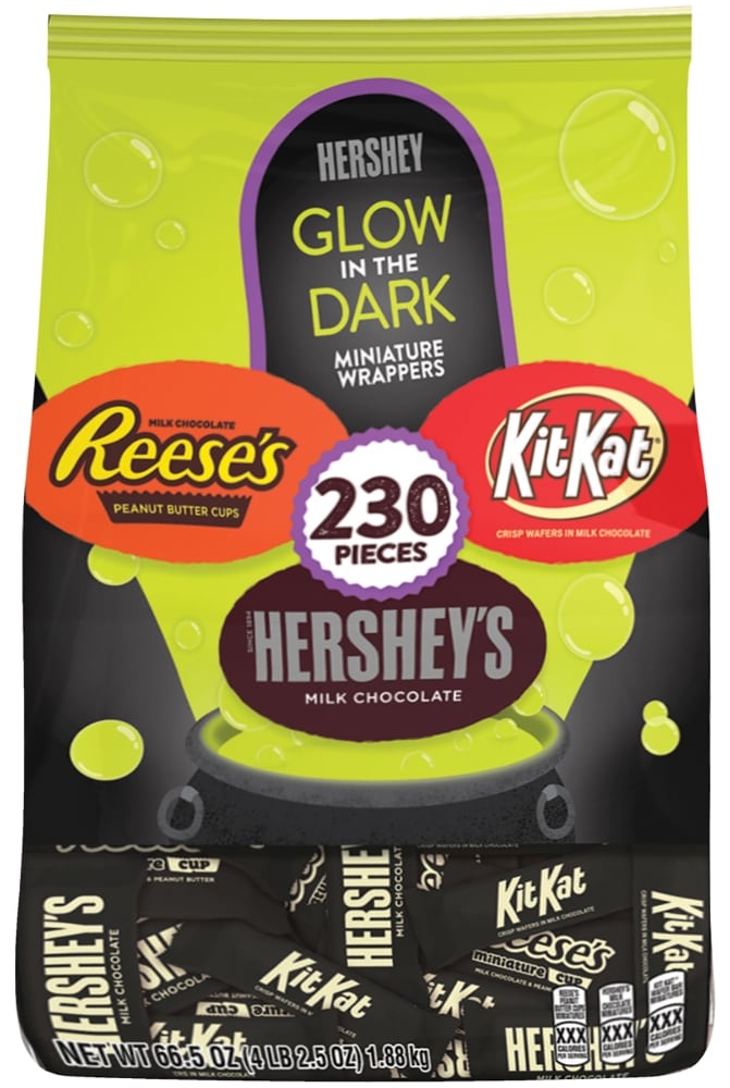 slide 1 of 1, Hershey's Reese's & Kit Kat Glow In The Dark Assorted Milk Chocolate Miniatures Halloween Candy, 66.5 oz, 230 ct