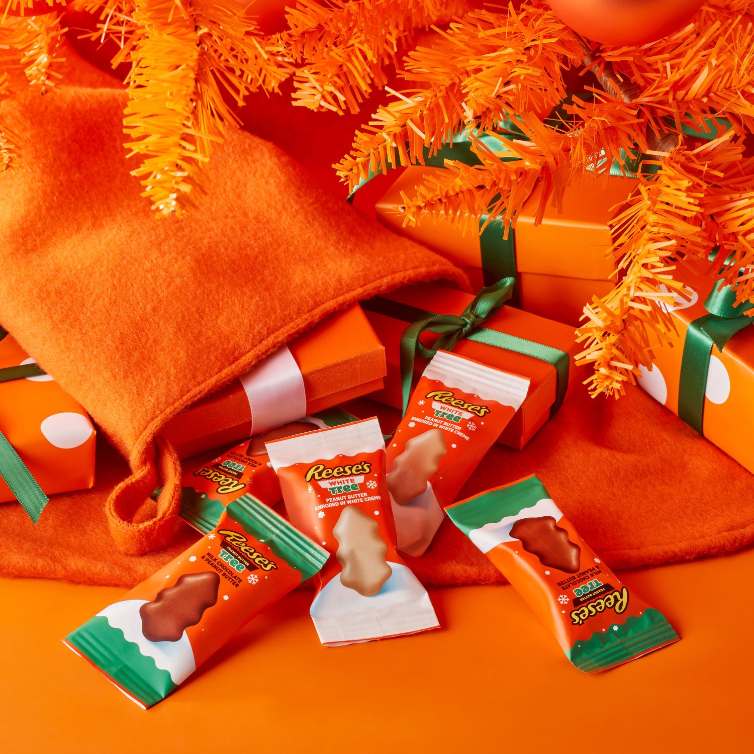 slide 4 of 8, Reese's Assorted Flavored Peanut Butter Trees, Christmas Candy Bag, 18.6 oz, 18.6 oz