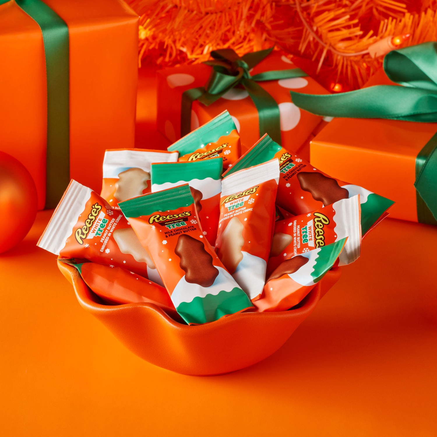 slide 2 of 8, Reese's Assorted Flavored Peanut Butter Trees, Christmas Candy Bag, 18.6 oz, 18.6 oz
